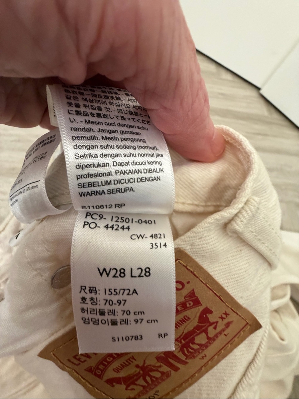 Levi's High-Rise Jeans in Off-White/Cream